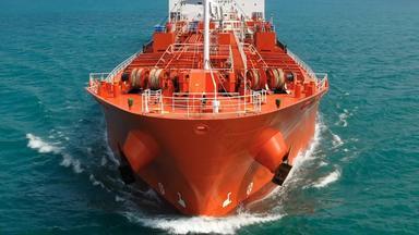 慢弓前面甲板石油产品油轮骑<strong>超级</strong>油轮加载完整的石油在进行中开放海红色的Prow上甲板管行绞车油轮船巡航海洋